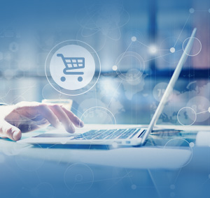 Hände an Laptop-Tastatur mit Einkaufswagen-Symbol