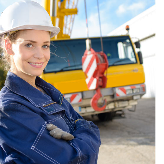 Arbeiterin vor Baustellenfahrzeug